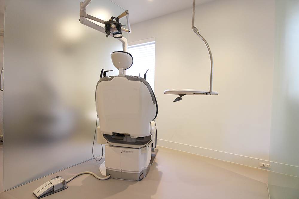 虫歯や歯周病の治療を行います。